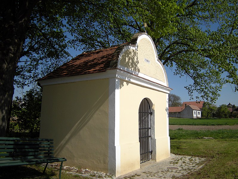 File:Harmannsdorf Kapelle Laaerstrasse.jpg