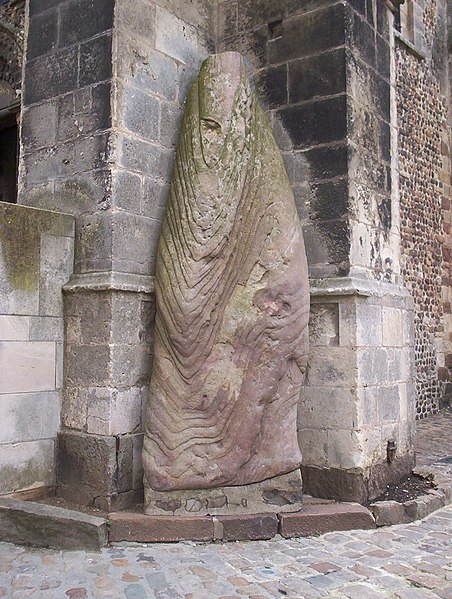 File:Menhir Cathédrale du Mans.JPG