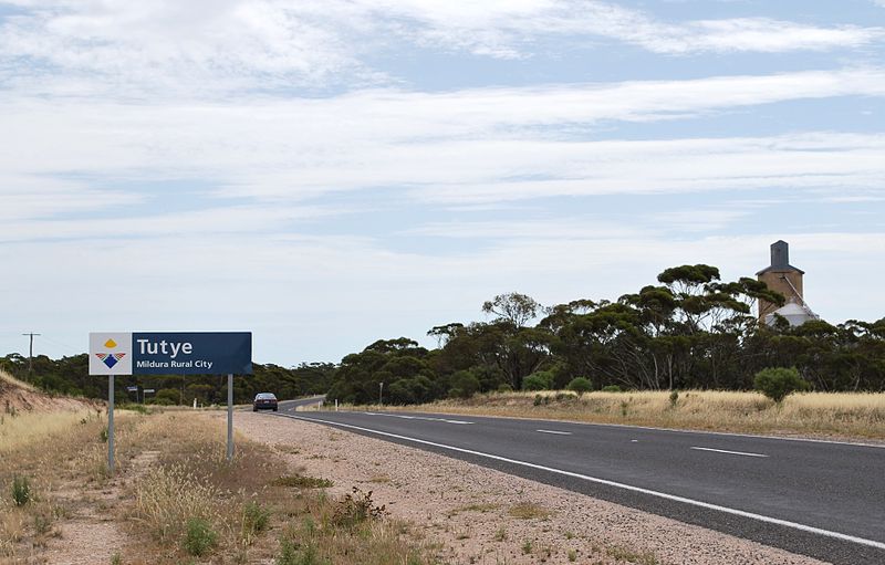 File:TutyeTownEntrySign.JPG