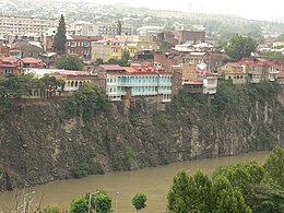 Vista de las ruinas (arriba centro derecha) desde Fortaleza de Narikala