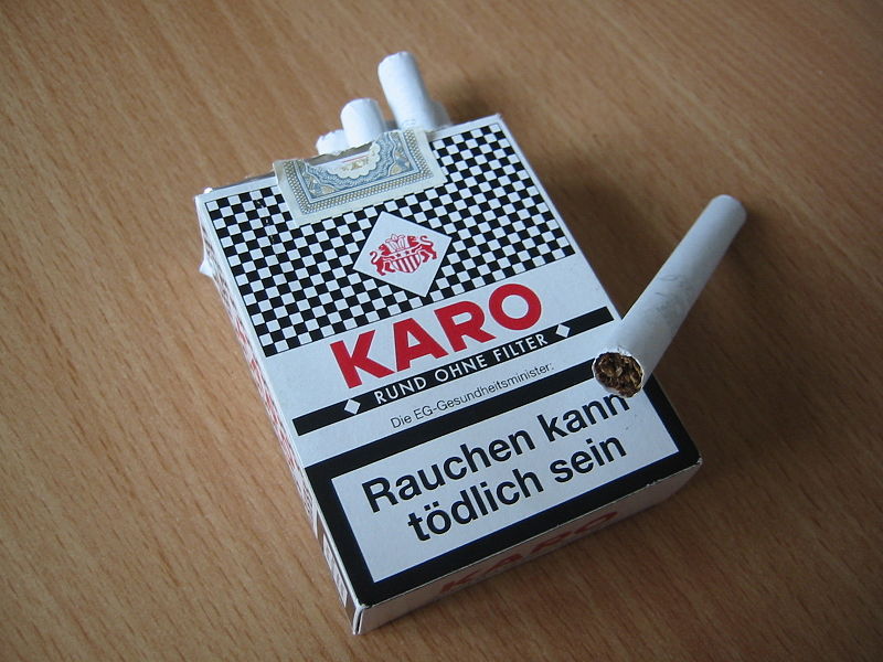 File:Zigarettenschachtel Karo mit Zigarette.jpg