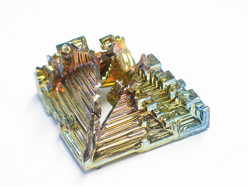 Archivo:Bismuth crystal macro.jpg