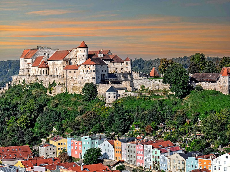 File:Burg von Burghausen.jpg