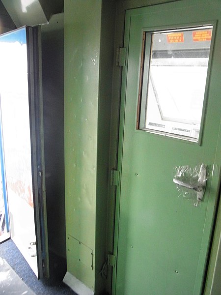 Файл:ChS200-008 cabin door.jpg