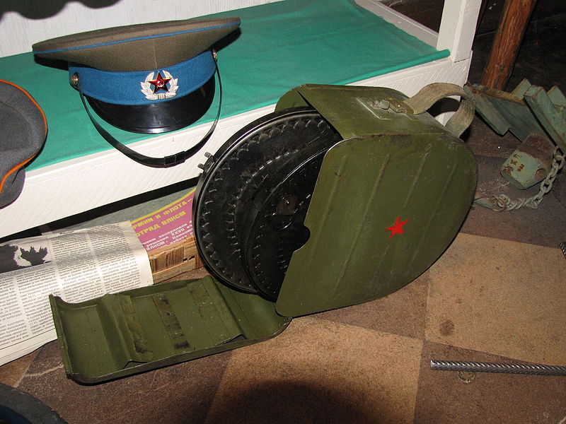 Файл:Degtyarev magazine container.JPG