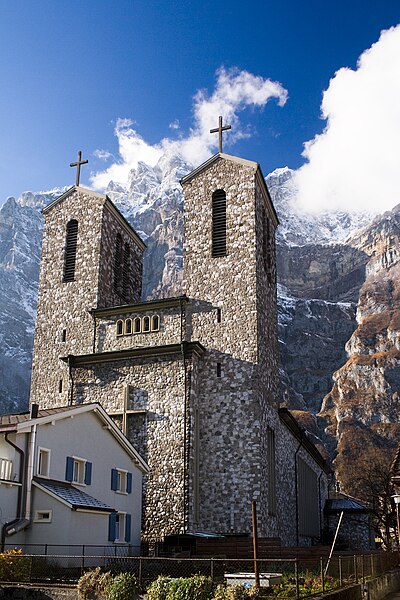 Archivo:Netstal kath Kirche.jpg