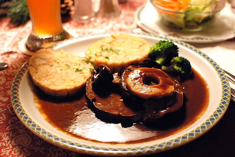 File:Tiroler wildschweinbraten mit buttermilchservietten.jpg