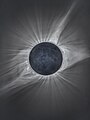 El eclipse solar total del 21 de agosto de 2017 fue visible por completo solo dentro de una banda de los llamados Estados Unidos contiguos. La imagen, tomada cerca de Crowheart (Wyoming), utiliza la técnica del horquillado de exposición para mostrar tanto la corona solar como las características de la superficie de la luna nueva iluminada por la luz de la Tierra. Algunas protuberancias solares son visibles alrededor del limbo lunar. Por Msadler13.