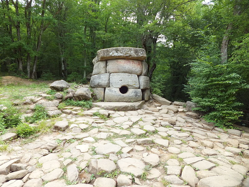 Archivo:Dolmen Russia r.Jane.JPG