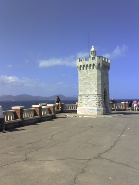 File:Faro piazza bovio, piombino.jpg