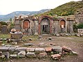 Iglesia dentro de los muros del complejo.