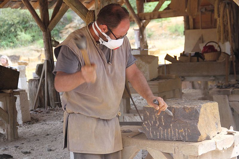 File:Stonemason at Guedelon.jpg