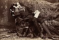 Oscar Wilde (Dublín, 16 de octubre de 1854 – París, 30 de noviembre de 1900) fue un escritor, poeta y dramaturgo irlandés. Es ampliamente conocido por ser el autor de la novela decadentista El retrato de Dorian Gray. Recibió influencia de los escritores John Ruskin y Walter Pater, quienes defendían la importancia central del arte en la vida. Desde la juventud manifestó su apoyo público al Esteticismo —del que llegó a ser una de las figuras más prominentes— mediante su lujoso estilo de vida, sus vestimentas exageradas y sus dichos ingeniosos. En la imagen, fotografiado por Napoleon Sarony en 1882, antes de impartir una conferencia en Nueva York. Por Napoleon Sarony (1821–1896).