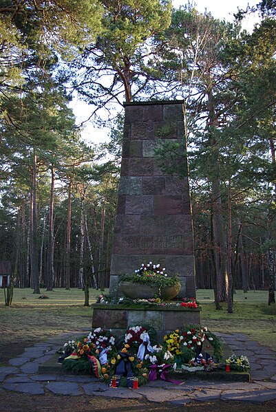 Файл:Waldfriedhof Halbe Denkmal.jpg