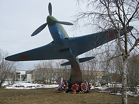 Памятник сразу после установки