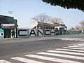 Entrada al estadio por la esquina de la calle Justo Suárez y la avenida Cárdenas.