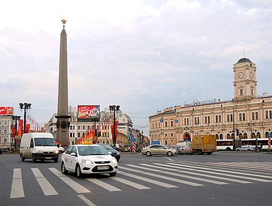 Обелиск «Городу-герою Ленинграду» на площади Восстания на фоне Доходные дома А. Тимофеева (К. А. Тура) (дом 89) и Московского вокзала