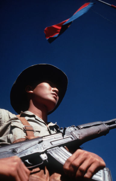 File:Viet Cong soldier DD-ST-99-04298.jpg