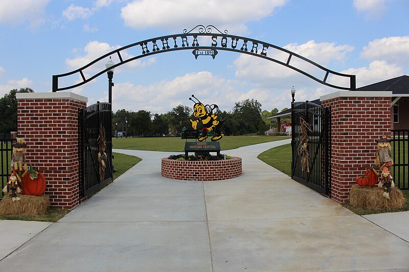 File:Hahira Square entrance.jpg