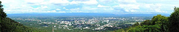 La cordillera de Khun Tan levantándose más allá de Chiang Mai vista desde Doi Suthep al otro lado del valle