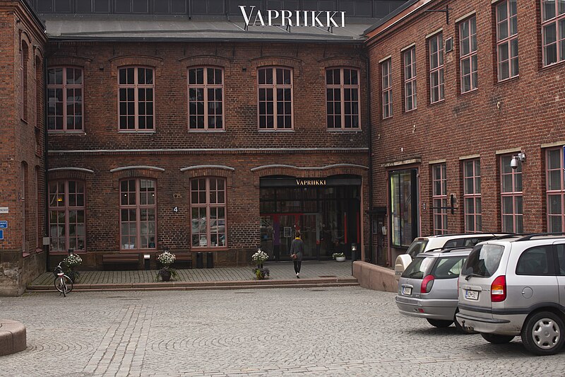 File:Vapriikin etupiha ja sisäänkäynti.jpg