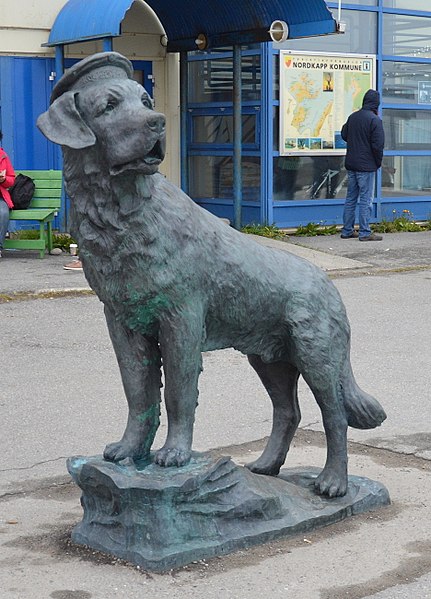 File:Bamsestatue Honningsvag.jpg