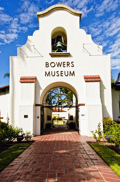 File:Bowers Museum Entrance 2011-11-11.jpg