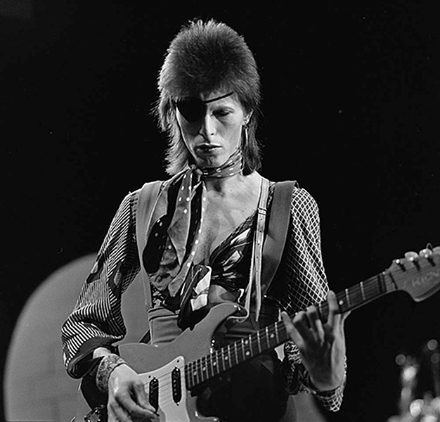 Archivo:BowieTopPop1974-2.jpg