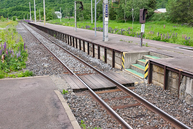 File:JRH Ikutahara-STA Cross.jpg