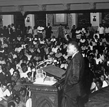 Mlk visits temple.jpg