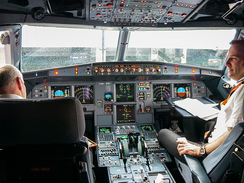 File:Airbus-319-cockpit.jpg