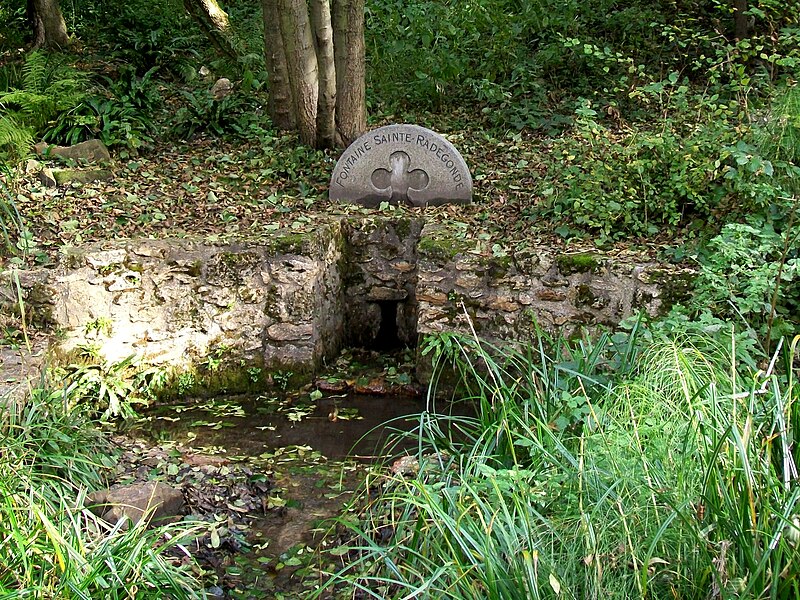 Archivo:Fontaine Ste-Radegonde.jpg