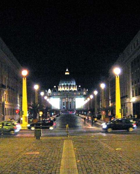 Archivo:Via della Conciliazione, nightshot.JPG