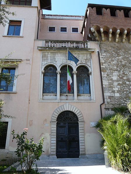 File:Carrara-accademia belle arti1.jpg