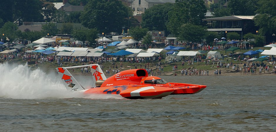 圖為一架Ellstrom Elam Plus水上飛機船（英語：Hydroplane_(boat)）參加2006麥迪遜帆船賽（英語：Madison Regatta）。