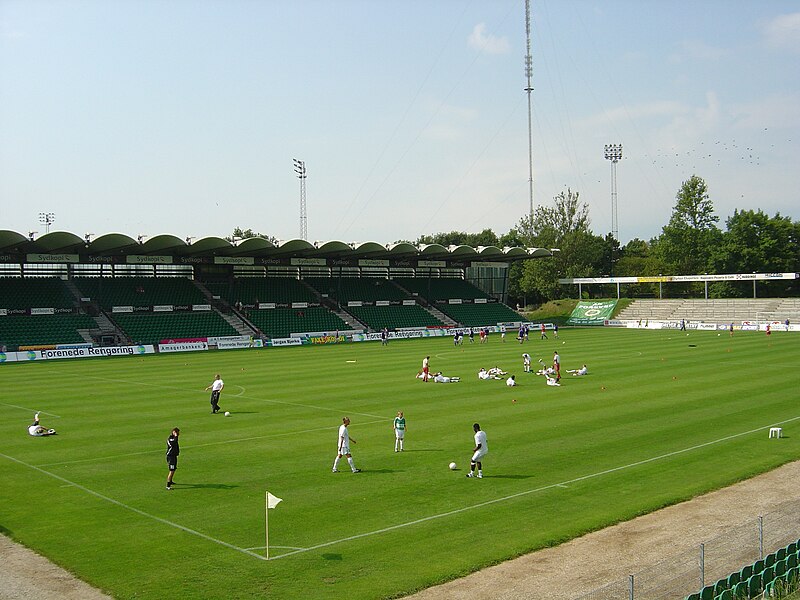 File:Gladsaxe Stadion kamp opvarmning.jpg