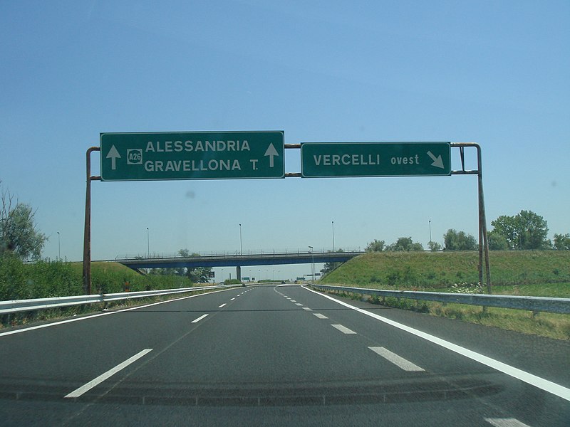 File:AutostradaA26dir.JPG