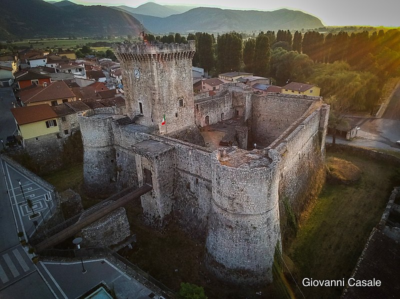 File:Castello di Ortucchio 2019.jpg