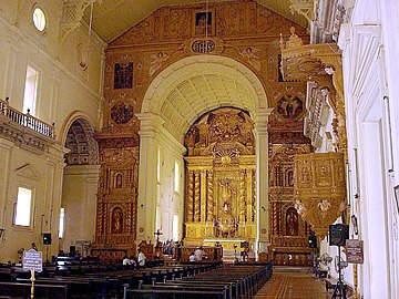 Altar mayor y laterales de la Basílica del Buen Jesús de Goa.