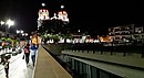 Catedral y parque de noche.