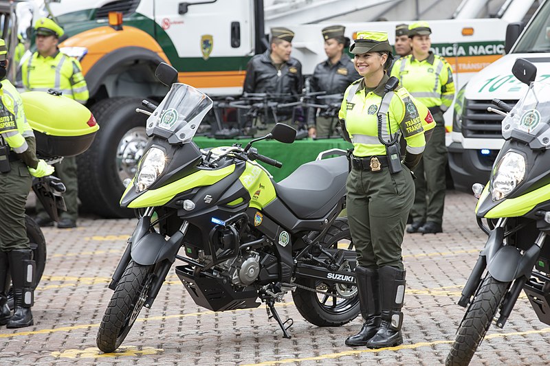 Archivo:Policía colombiana motorizada.jpg