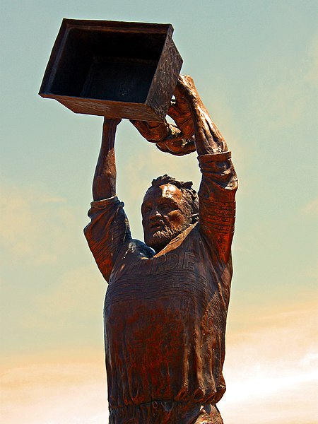 File:Ray Price Statue.jpg