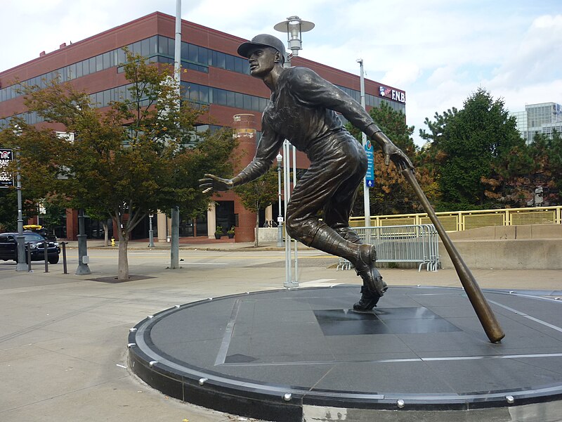 File:Roberto Clemente statue.JPG