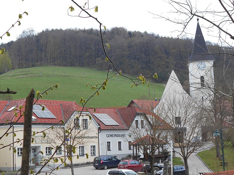 Файл:Stoessing Gemeindezentrum.jpg