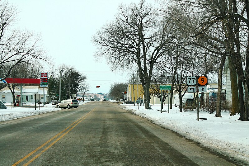 File:US77LeftKS9aheadSignsRoad-BlueRapids (28267189253).jpg