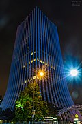 La torre de noche