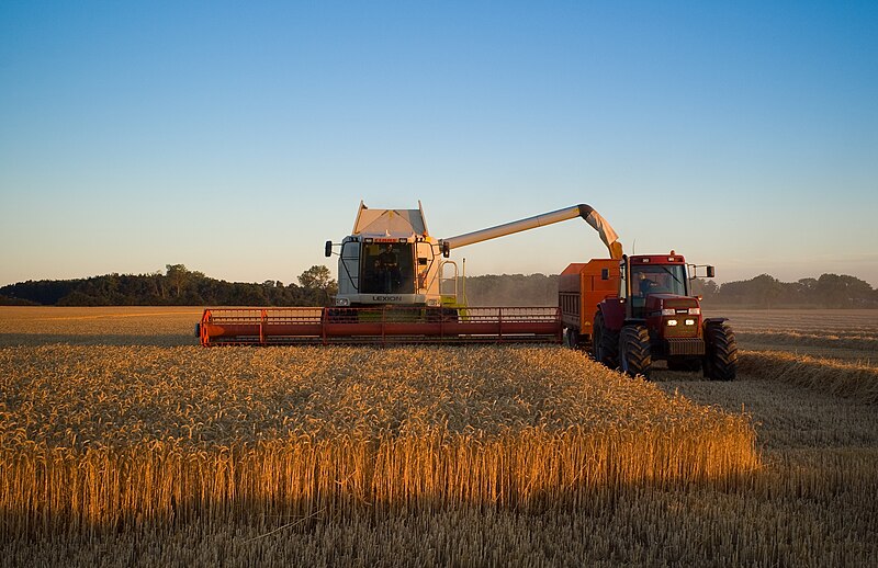 Файл:Claas combine in Denmark.jpg