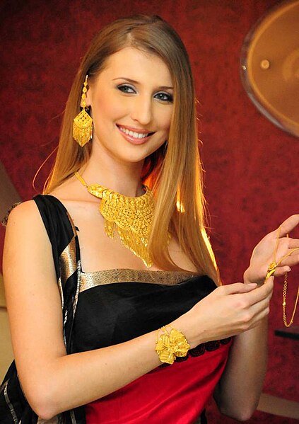 File:Claudia Ciesla jewelry Calcutta.jpg