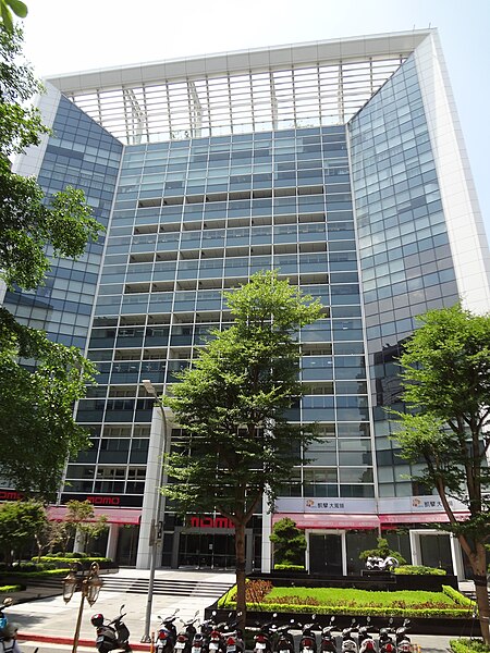 File:Fubon Momo Building 20150723.jpg