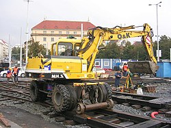 Автомобильно-железнодорожный экскаватор.